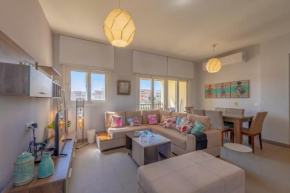 Bright 2 BR Apartment Waterside Pool & Lagoon